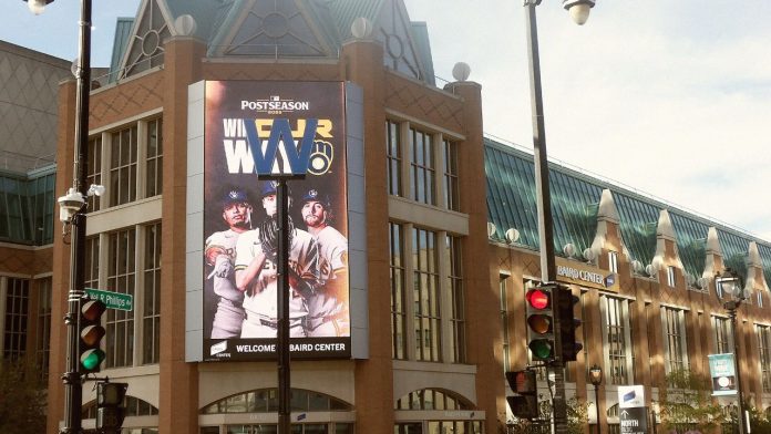 Clásico de Otoño 2026 · Brewers «Win Our Way» Clásico de Otoño 2026: el lema «Win Our Way» de los Brewers en una pantalla de Milwaukee antes de la final